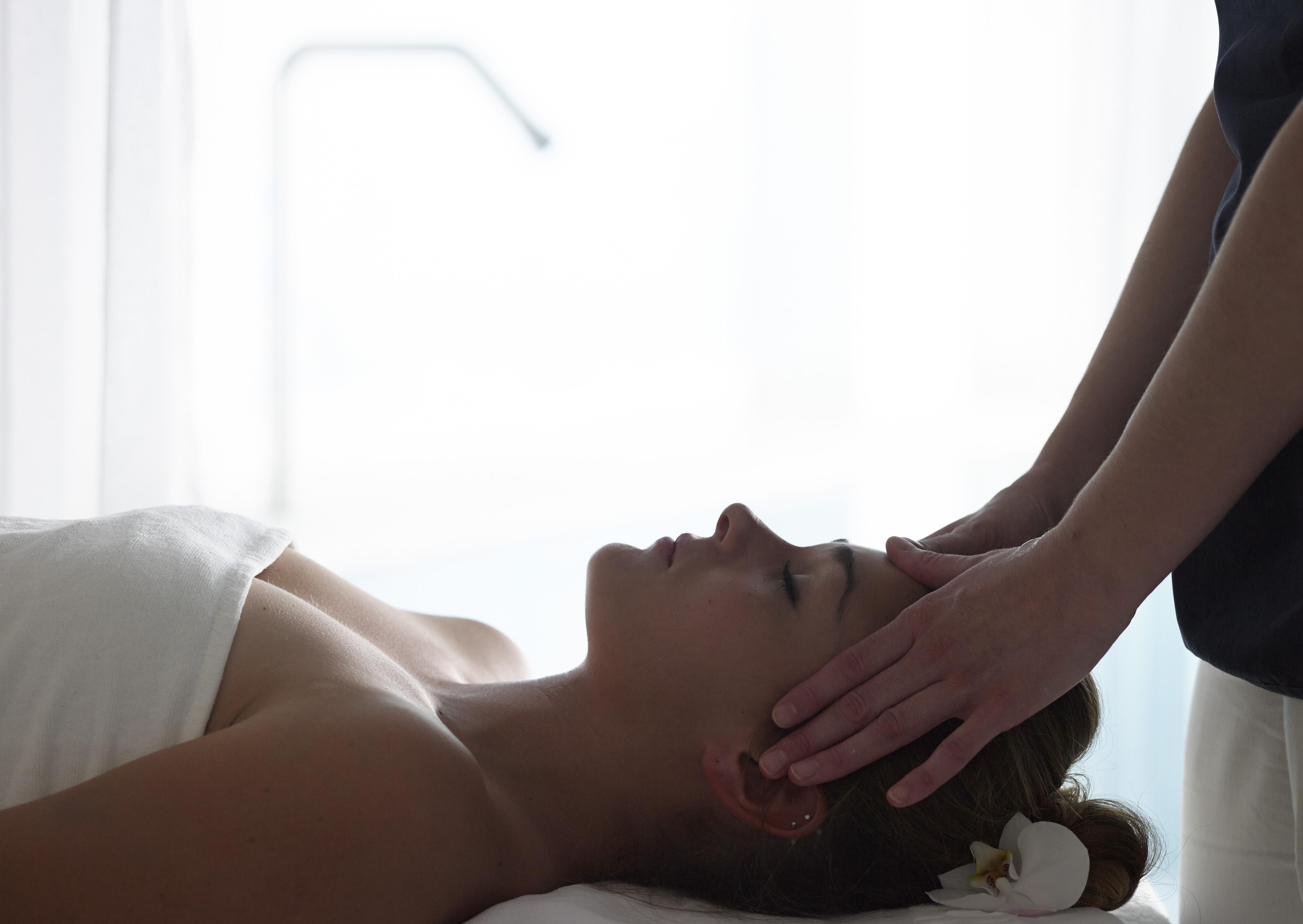 Grand Serai Congress And Spa Янина Екстериор снимка A woman receiving a head massage