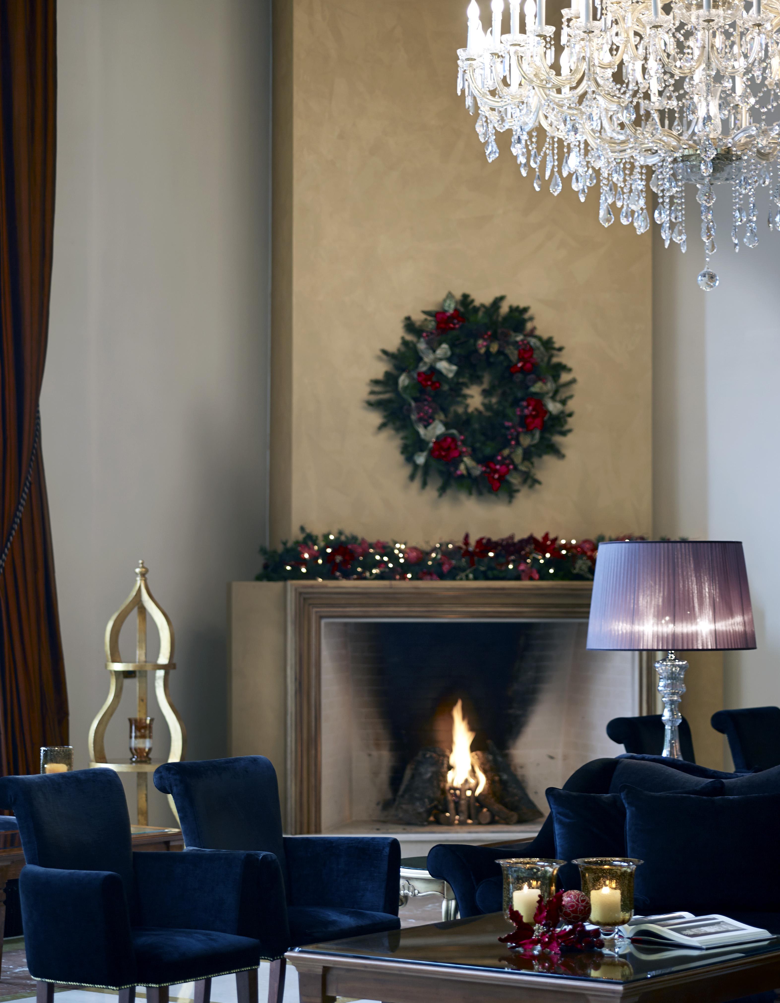 Grand Serai Congress And Spa Янина Екстериор снимка A fireplace decorated for Christmas