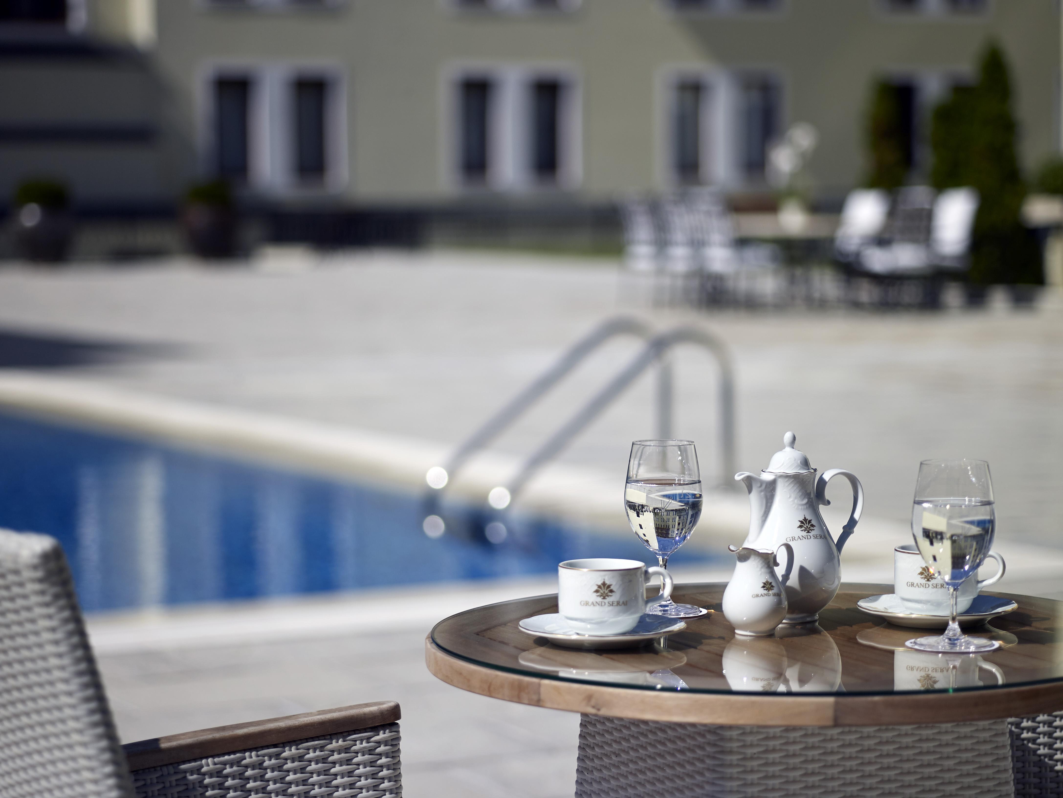 Grand Serai Congress And Spa Янина Екстериор снимка The swimming pool at the hotel
