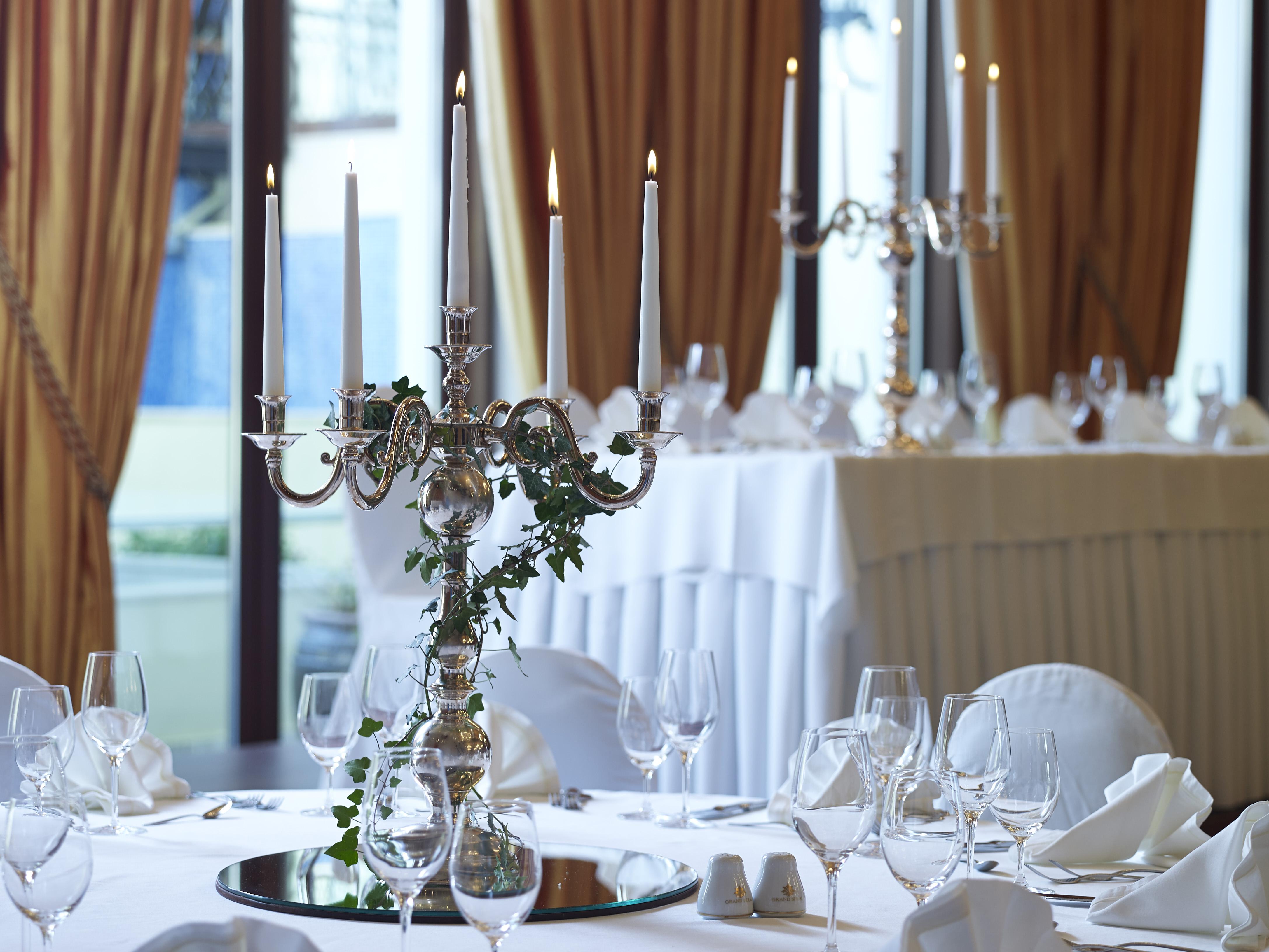 Grand Serai Congress And Spa Янина Екстериор снимка A candelabra on a table