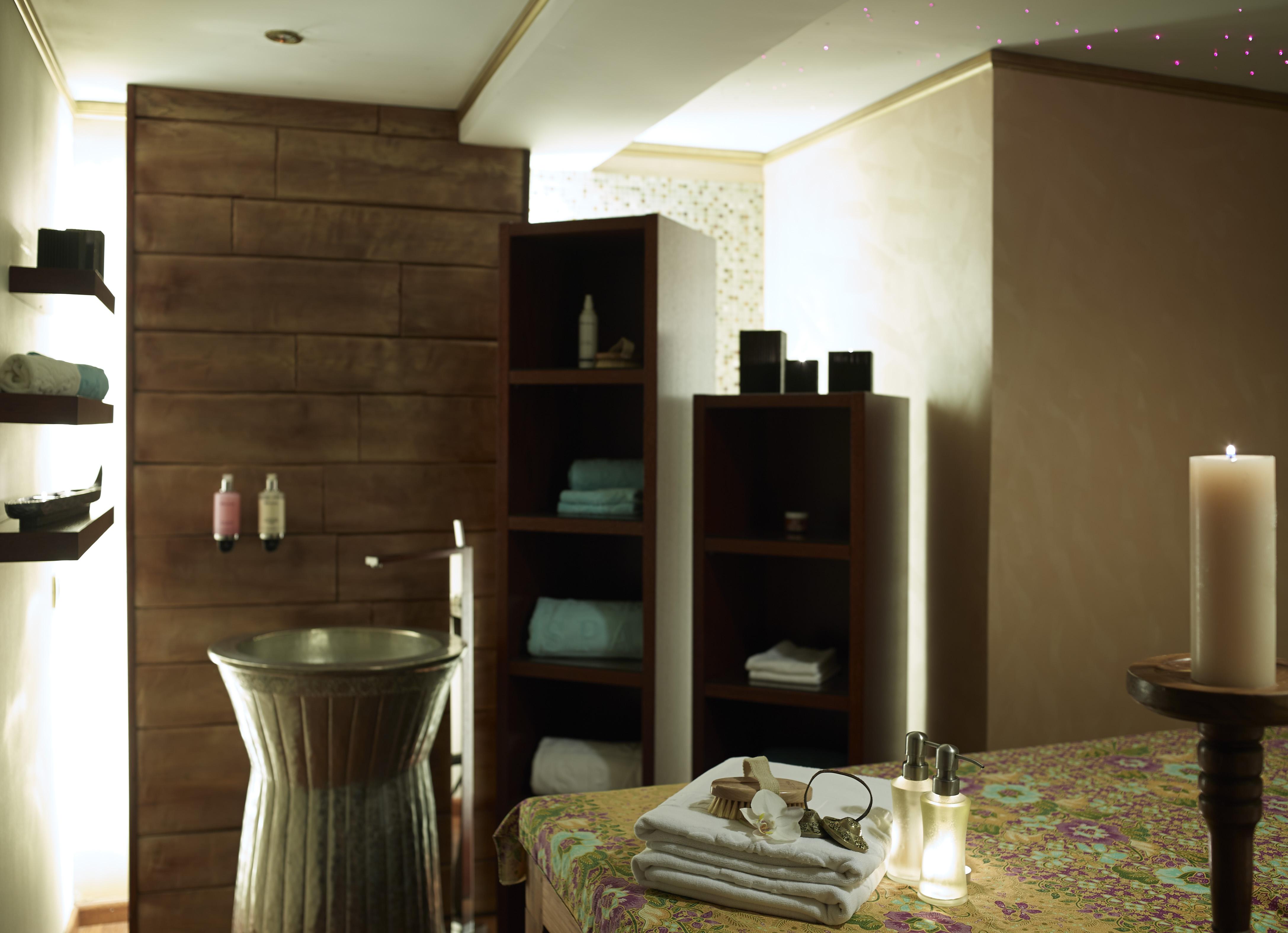Grand Serai Congress And Spa Янина Екстериор снимка A spa treatment room