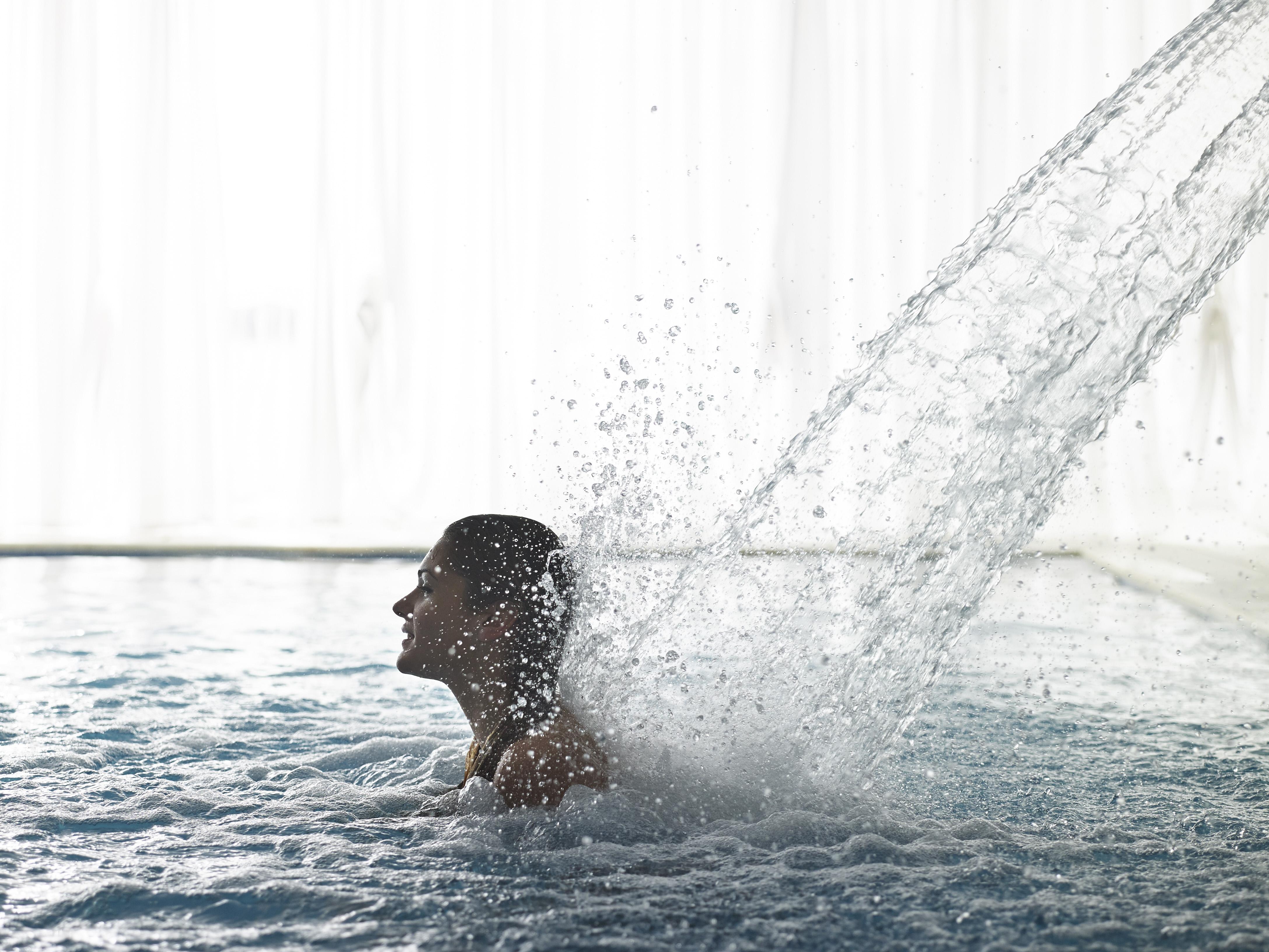 Grand Serai Congress And Spa Янина Екстериор снимка A woman showering in a swimming pool