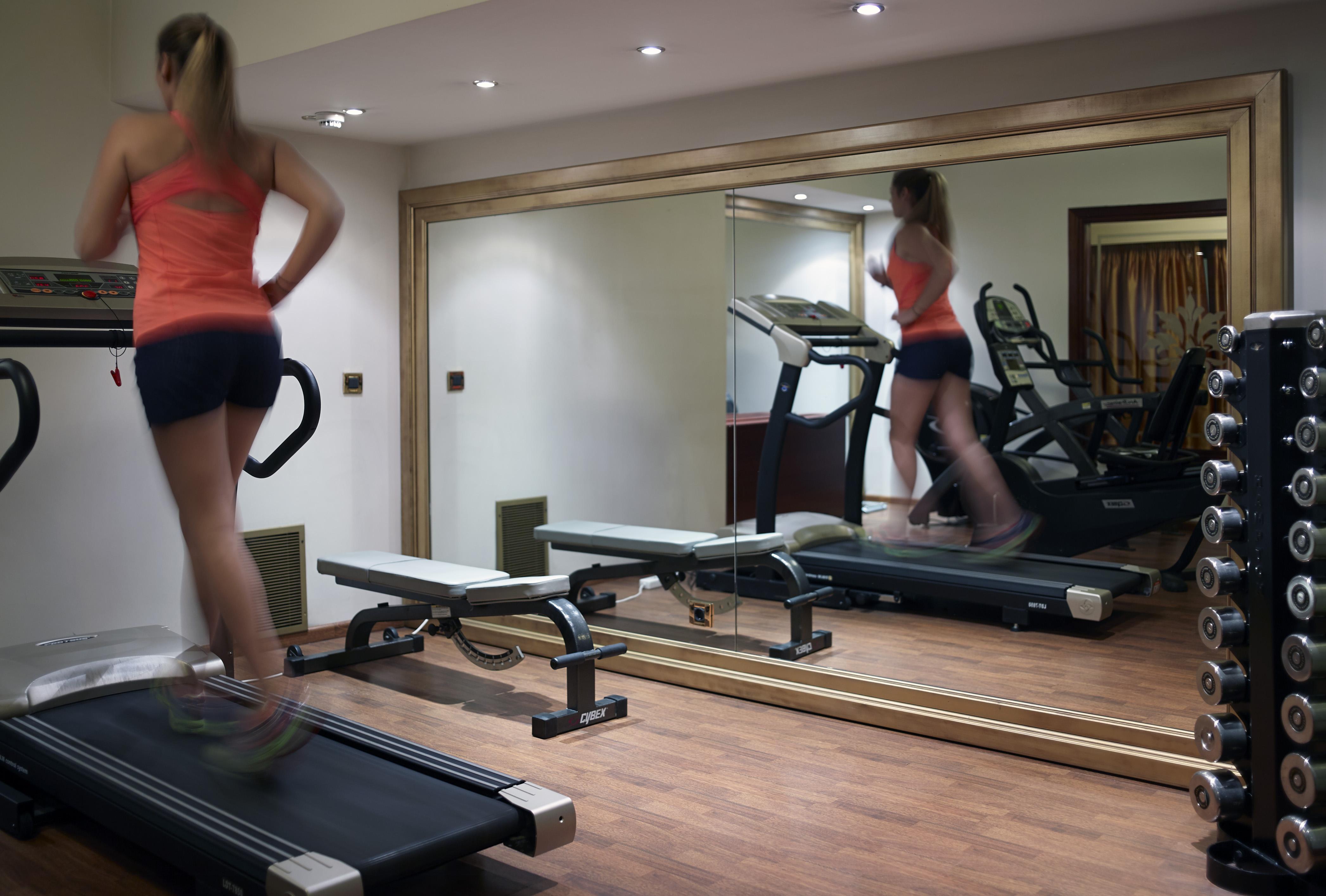 Grand Serai Congress And Spa Янина Екстериор снимка A woman exercising on a treadmill