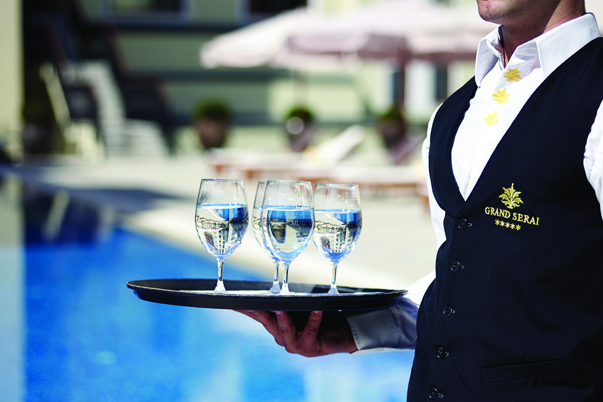 Grand Serai Congress And Spa Янина Екстериор снимка A butler at Grand Serai