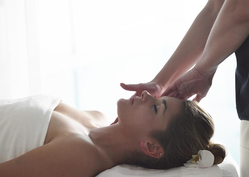 Grand Serai Congress And Spa Янина Екстериор снимка A woman receiving a head massage